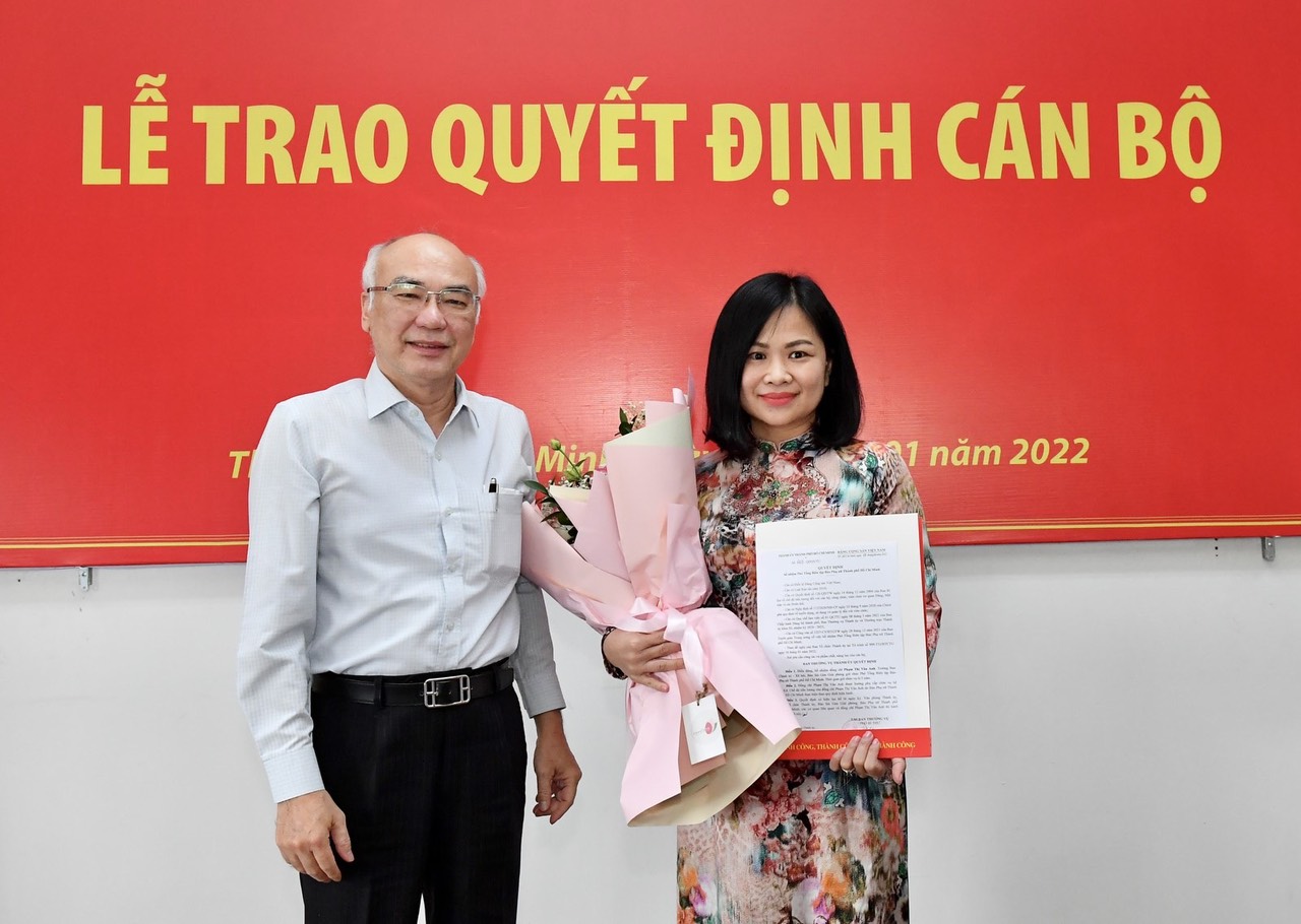 Trưởng ban Tuyên giáo Thành ủy TPHCM Phan Nguyễn Như Khuê trao quyết định bổ nhiệm Phó tổng biên tập Báo Phụ Nữ TPHCM cho bà Phạm Thị Vân Anh