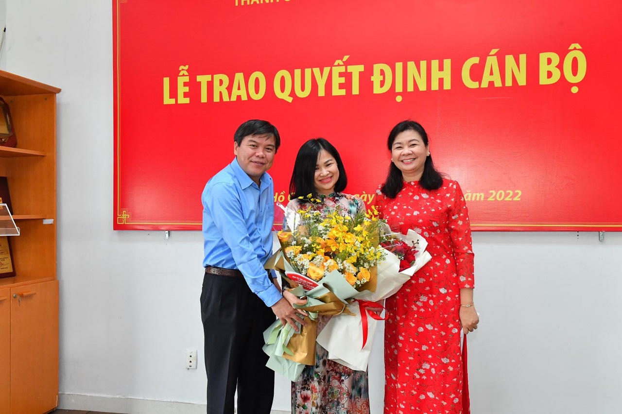 Tổng Biên tập Báo SGGP Tăng Hữu Phong và Tổng Biên tập Báo Phụ nữ TPHCM Lý Việt Trung chúc mừng bà Phạm Thị Vân Anh, 