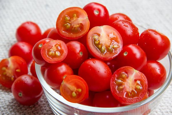 Cà chua Cà chua là loại thực phẩm được xếp thứ 3 trong tất cả các loại thực phẩm có tác dụng bổ sung nước hàng đầu cho cơ thể, rất giàu lycopene giúp chống oxy hóa và có chức năng làm đẹp da.