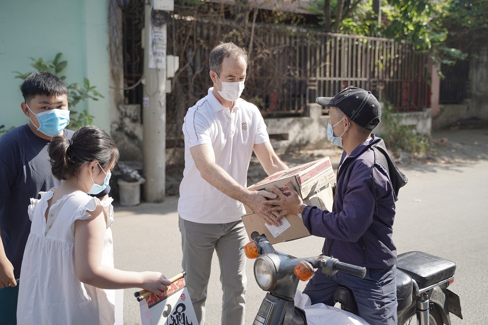 Ông Julian Wyatt, CEO Masterise Property Management, trong chương trình vì cộng đồng gần đây nhất của tập đoàn nhân dịp Tết Nguyên đán 2022.