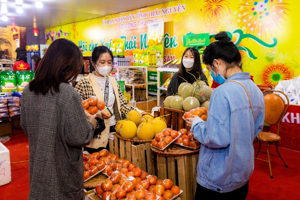 Hội chợ tết đặc sản địa phương thu hút nhiều người dân tại Vincom Plaza Thái Nguyên và Hà Tĩnh. Ảnh: Vingroup