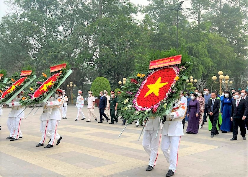 Đoàn lãnh đạo TPHCM dâng hương, dâng hoa tại huyện Củ Chi - Ảnh: Tường Lam.