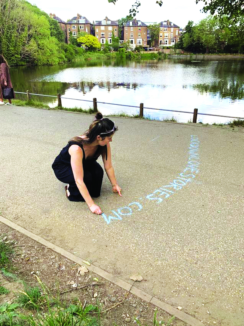 Found viết dòng chữ quảng bá Lockdown Love Stories trên các lối đi quanh nhiều công viên tại London. Nữ nghệ sĩ người Anh kỳ vọng có thể lan tỏa các thông điệp chân thật, truyền cảm về tình yêu thời đại dịch - Ảnh: Philippa Found PHILIPPA FOUND