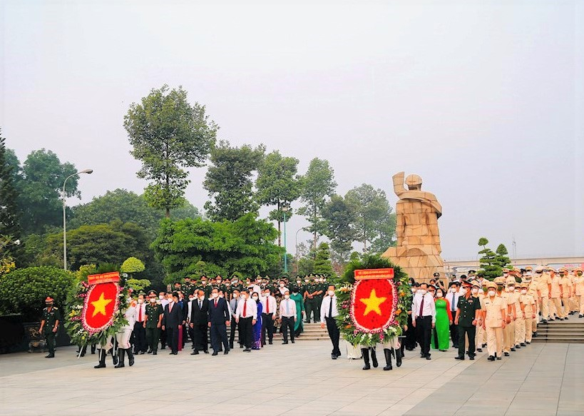 Đoàn mang theo vòng hoa “Thành ủy - HĐND - UBND - Ủy ban MTTQ Việt Nam TPHCM kính viếng”.