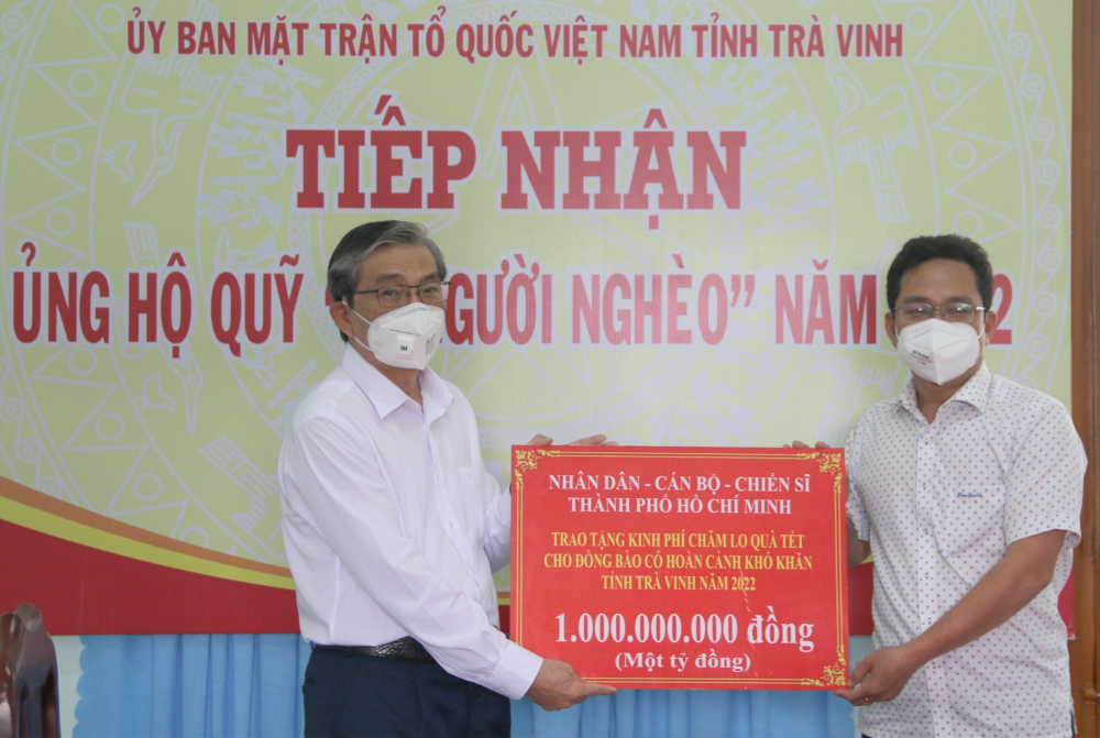Đoàn đã trao tặng tỉnh Trà Vinh 1 tỷ đồng nhằm chăm lo tết cho gia đình chính sách, hộ nghèo, cận nghèo và khó khăn.