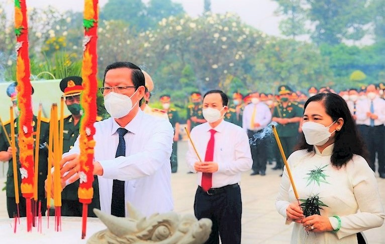 Lãnh đạo TPHCM dâng hương tưởng niệm các anh hùng liệt sĩ đã hy sinh vì độc lập dân tộc, thống nhất Tổ quốc - Ảnh: Tường Lam.