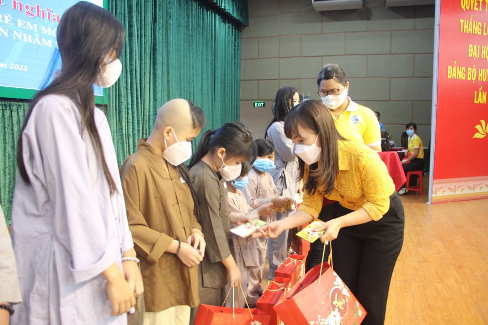 Chị Huỳnh Thị Kim Ân - Chủ tịch Hội LHPN H.Bình Chánh  trao tặng quà cho trẻ em mồ côi.