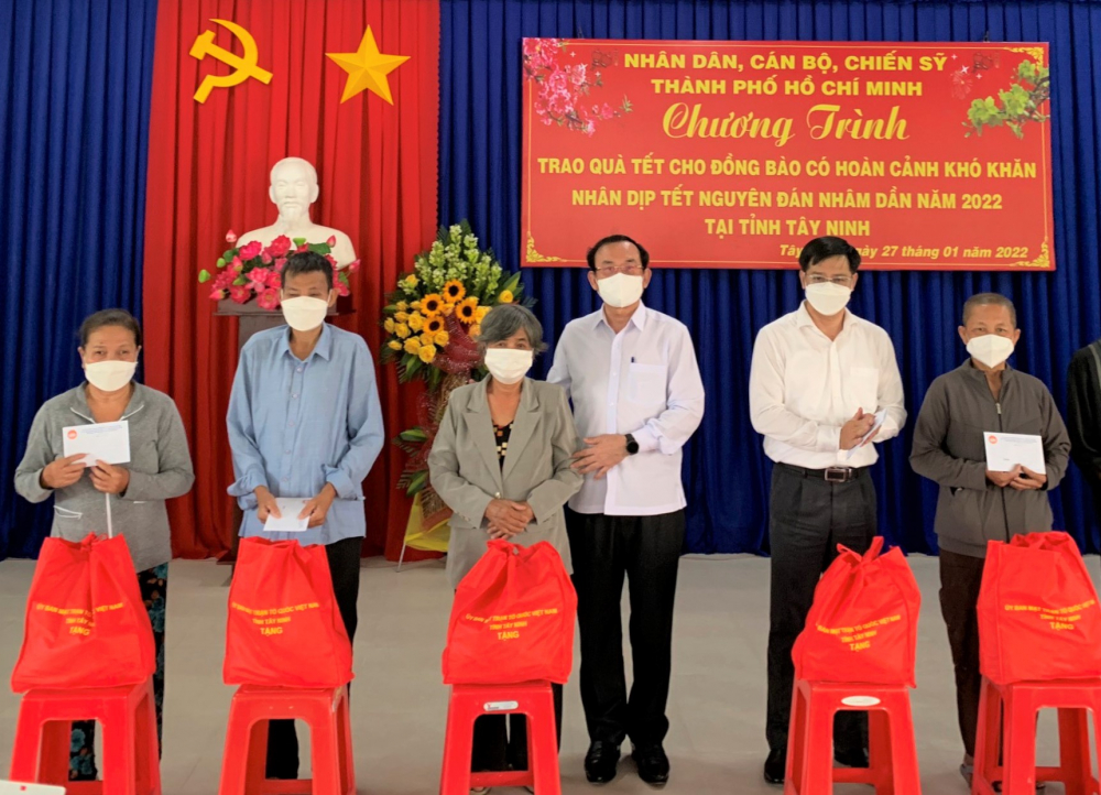 Bí thư Thành ủy TPHCM Nguyễn Văn Nên và đoàn công tác TPHCM thăm, tặng quà Tết cho đồng bào nghèo huyện Gò Dầu, tỉnh Tây Ninh.