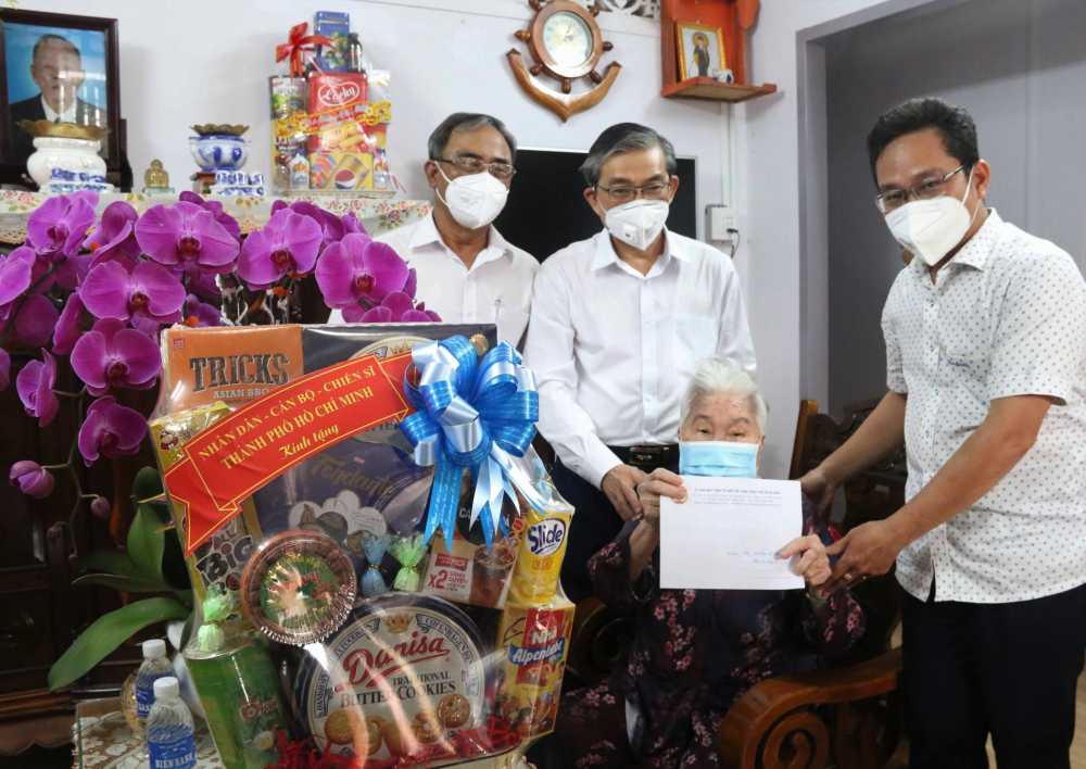 Đoàn công tác TPHCM đến thăm, chúc Tết và tặng quà Mẹ Việt Nam Anh hùng Kiến Thị Ba ở tỉnh Trà Vinh.