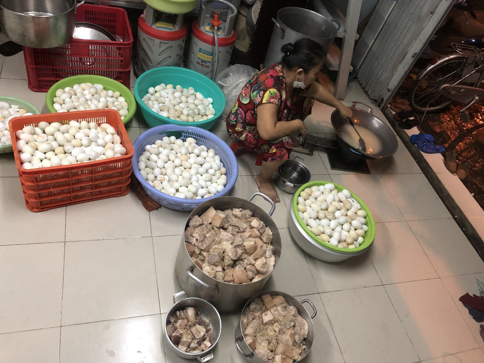 Để Tết đến mọi nhà, Quỹ Bàn tay ấm của nhà hàng Khải Phương và những nhà hảo tâm trên địa bàn đã trao tặng cho Hội LHPN Q.4 100kg thịt heo và hơn 1.000 trứng vịt