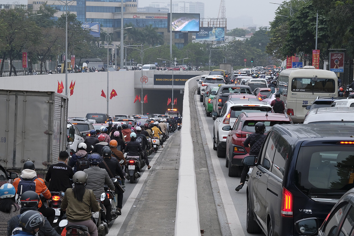 Theo lịch nghỉ Tết, cuối tuần này người dân sẽ bắt đầu đi mua sắm hoặc về quê nên tình hinh giao thông tại Hà Nội dự đoán sẽ tiếp tục 'nóng'.