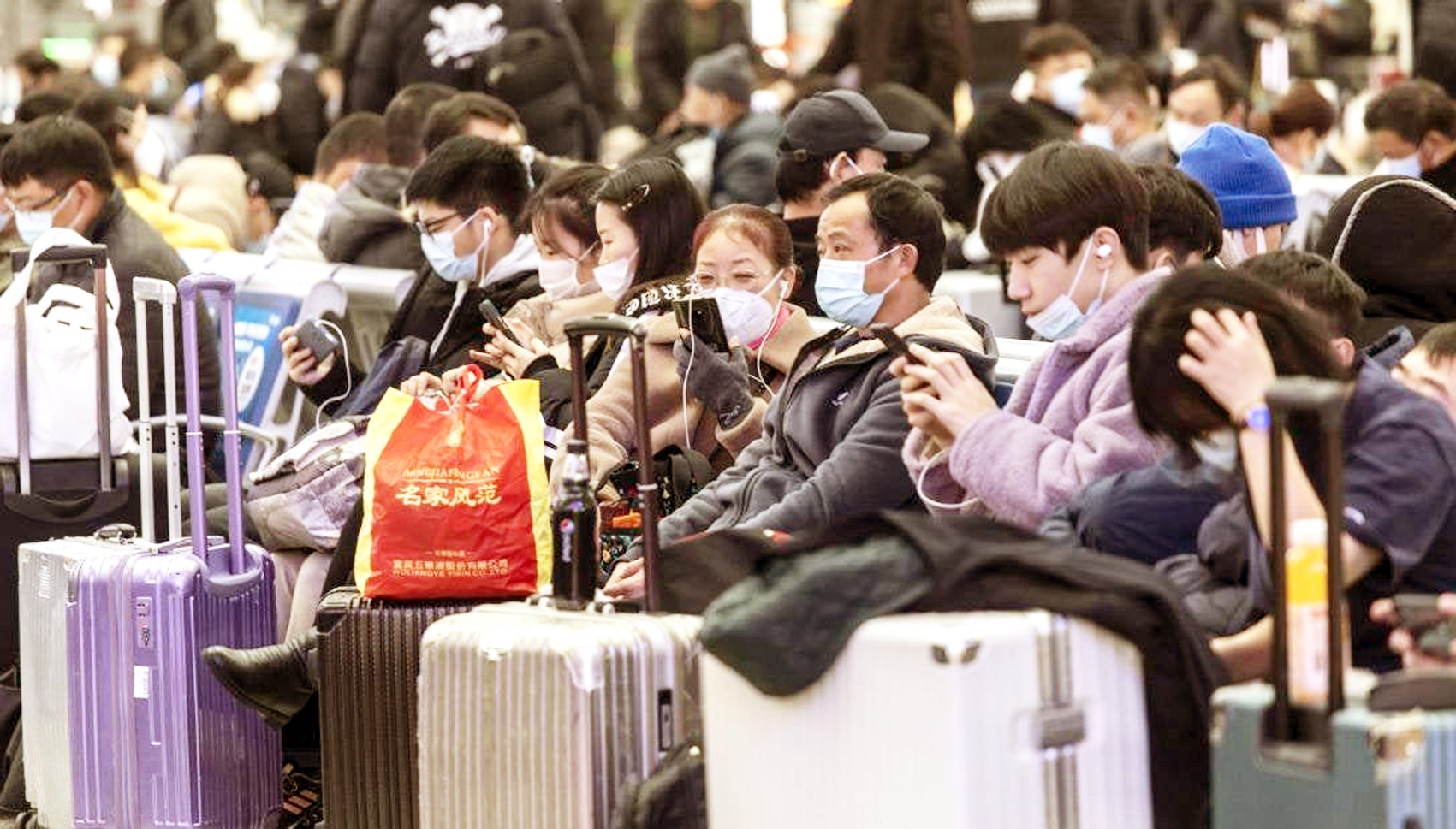 Người dân chờ đợi ở sảnh chính của ga xe lửa Hồng Kiều, Thượng Hải, Trung Quốc ngày 23/1 để về quê nghỉ tết Nguyên đán - Ảnh: Getty images