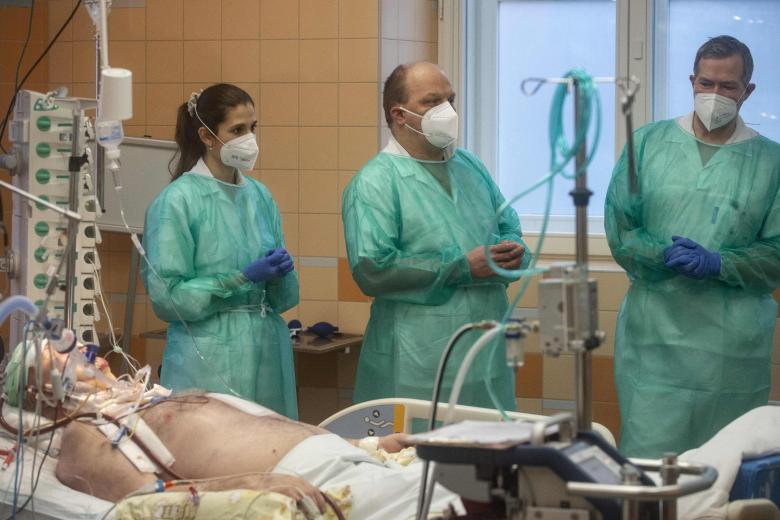Nhân viên y tế điều trị cho một bệnh nhân bị nhiễm Covid-19 tại Bệnh viện Đại học Tổng hợp Praha vào ngày 26 tháng 1 năm 2022. ẢNH: AFP