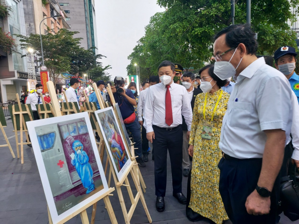 Các đại biểu xem triển lãm bộ tranh Sài Gòn thời giãn cách.