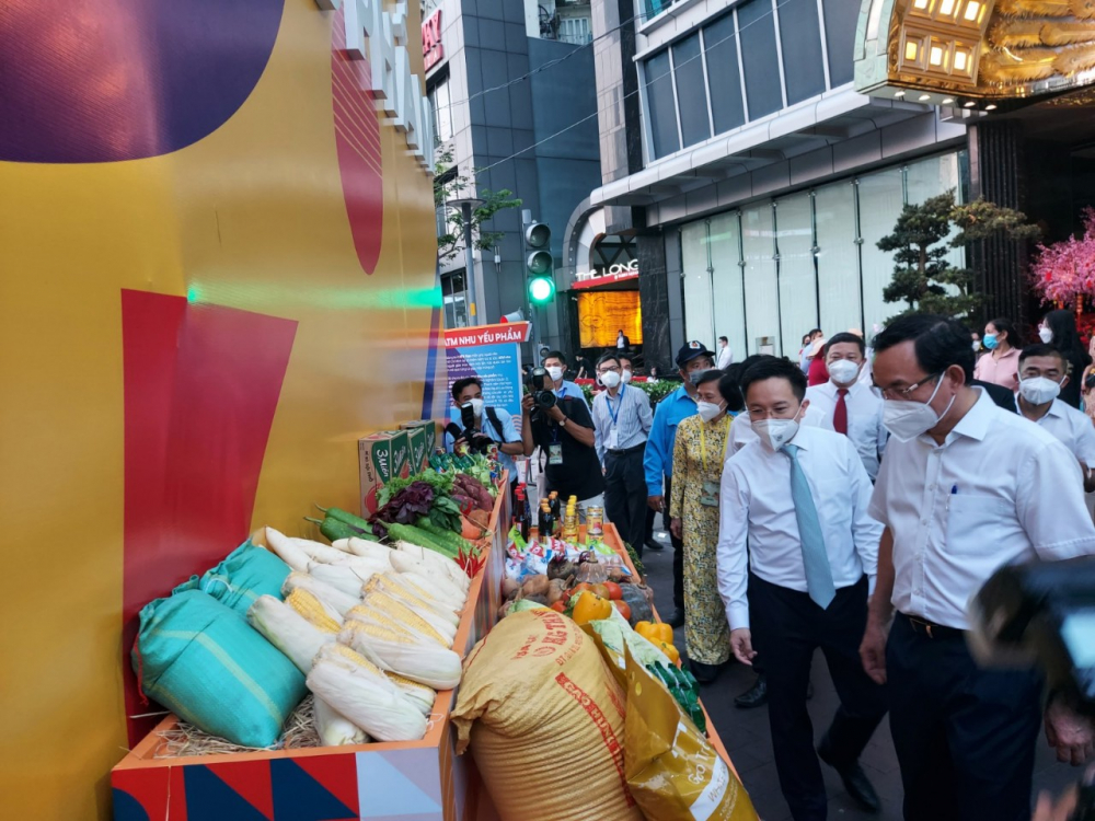 Khu vực trưng bày mô hình các gian hàng nghĩa tình và ATM gạo.