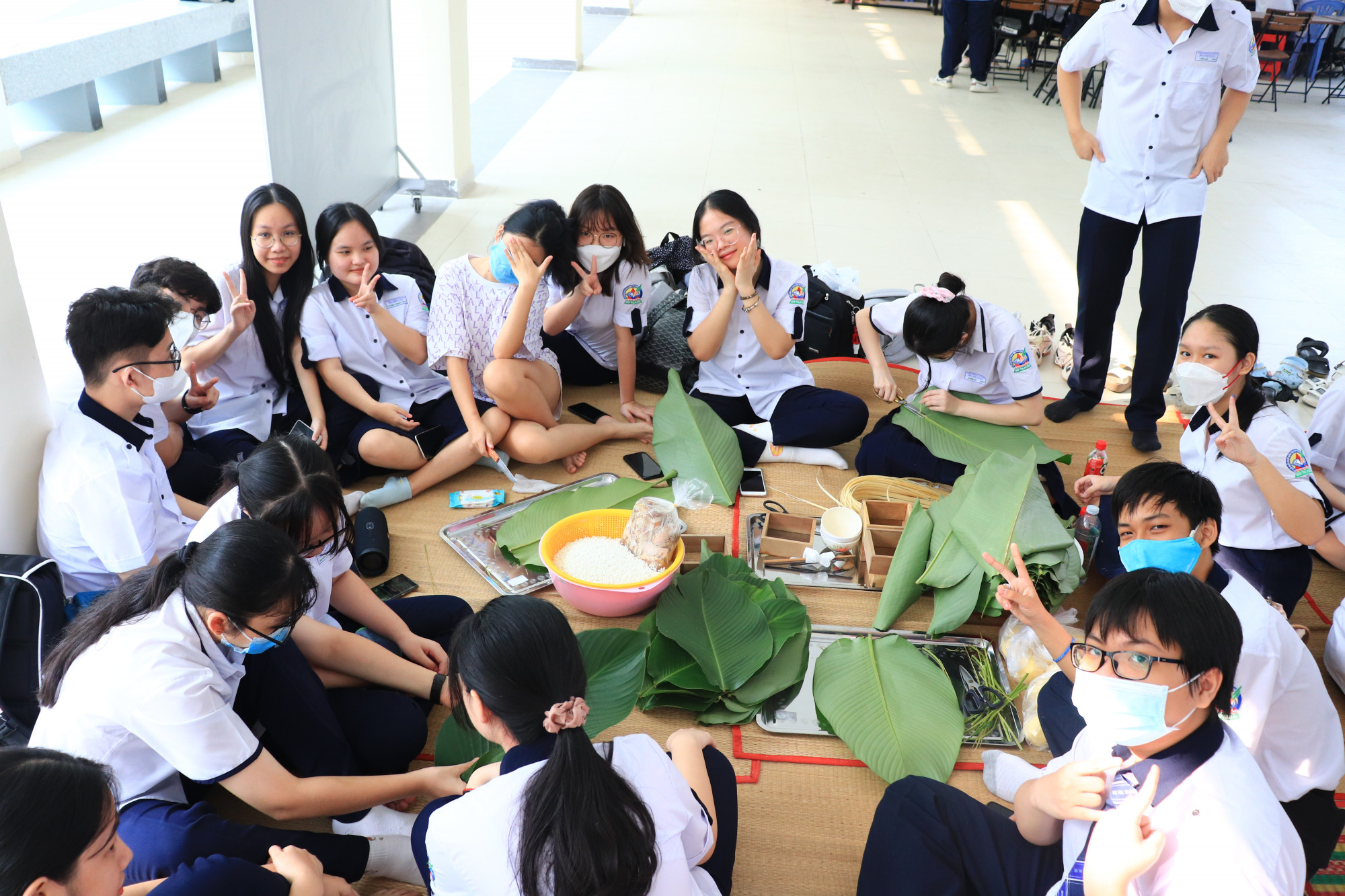 Học sinh Trường THPT Bùi Thị Xuân tham gia gói bánh chưng 