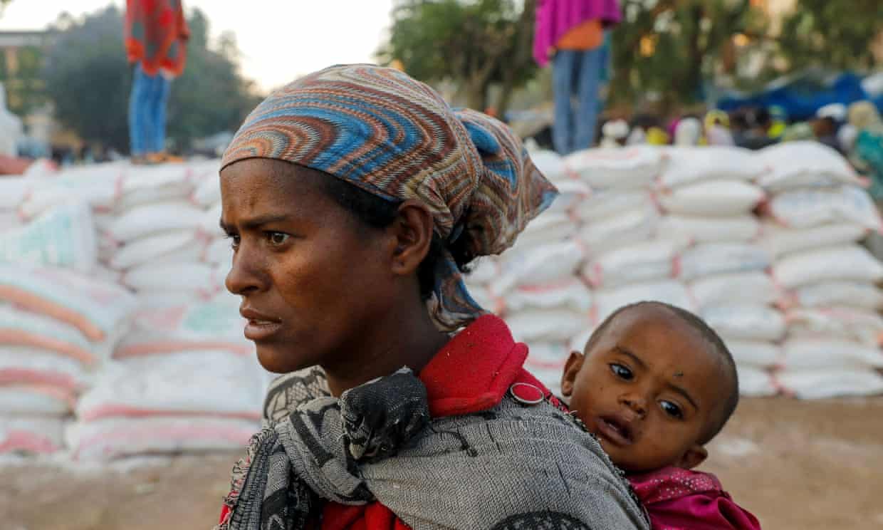 Một phụ nữ Ethiopia xếp hàng chờ thực phẩm cứu trợ