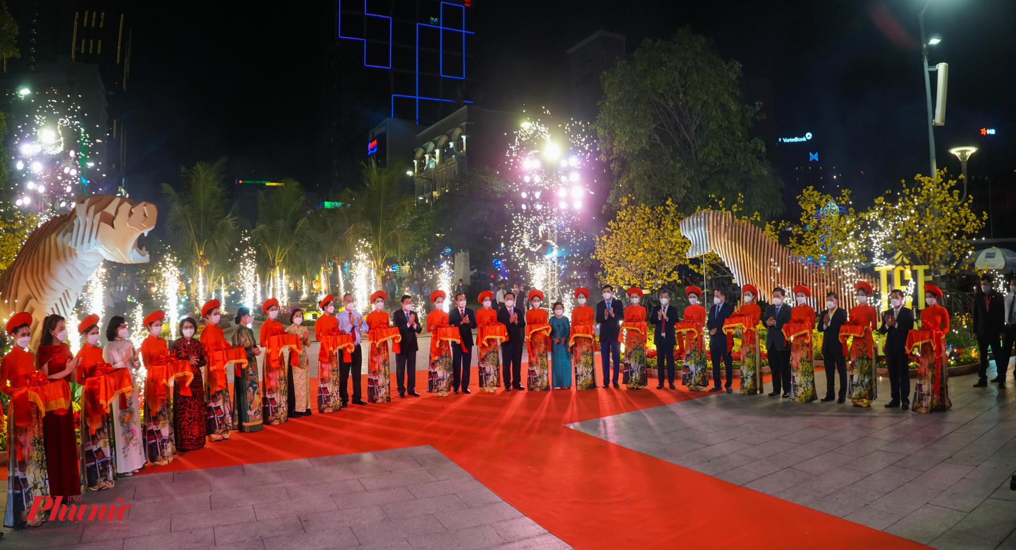 Đoàn đại biểu cắt băng khai mạc đường hoa Nguyễn Huệ năm 2022