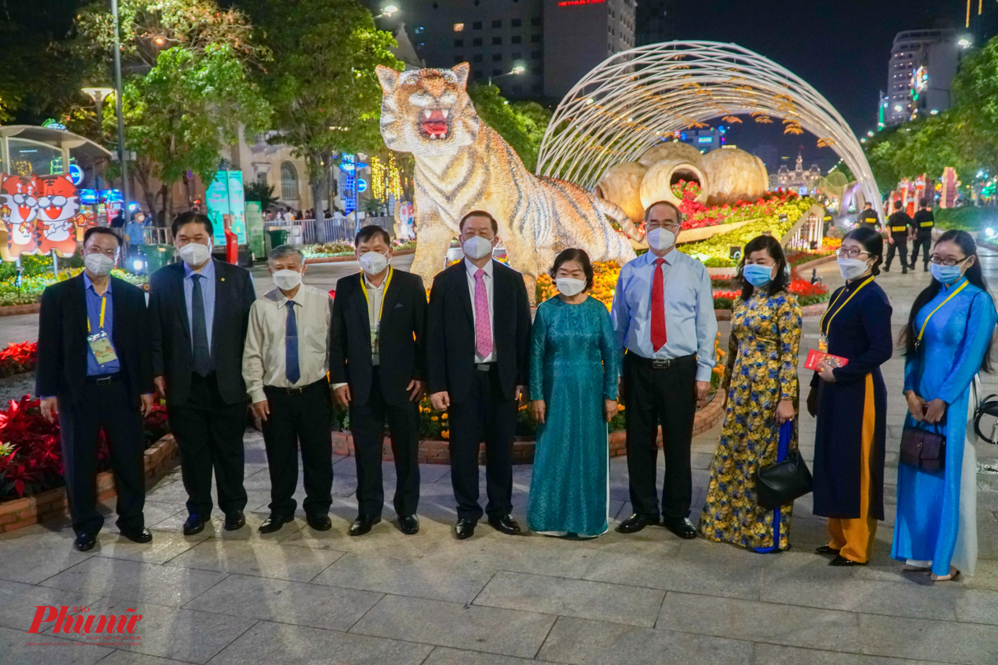 Đoàn đại biểu chụp ảnh lưu niệm tại linh vật xuân Nhâm Dần năm 2022