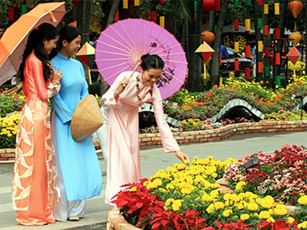 Phụ Nữ Việt Nam mặc áo dài du xuân - Ảnh: vietnam-culture