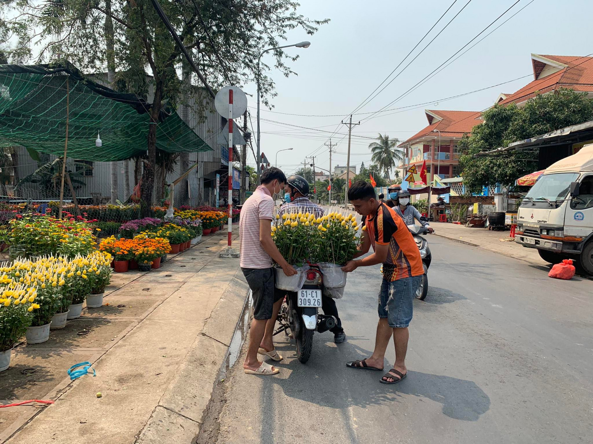 Ở một gian hàng khác, 