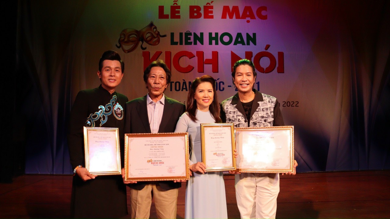NSƯT Ngọc Trinh, diễn viên Hoà Hiệp và các đồng nghiệp nhận giải thưởng với vở Mưa bóng mây