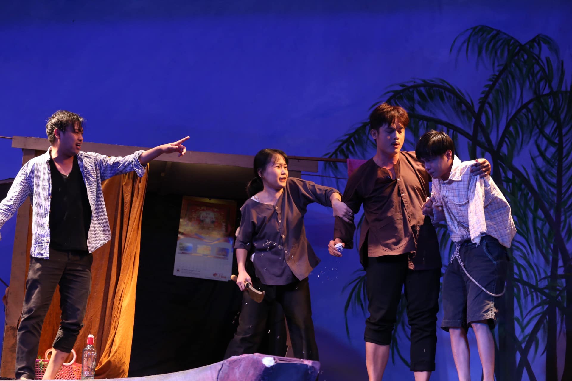 Ngôi nhà trên thuyền là vở diễn mang màu sắc khác biệt trên sân khấu kịch Hồng Vân vốn mạnh về kịch kinh dị