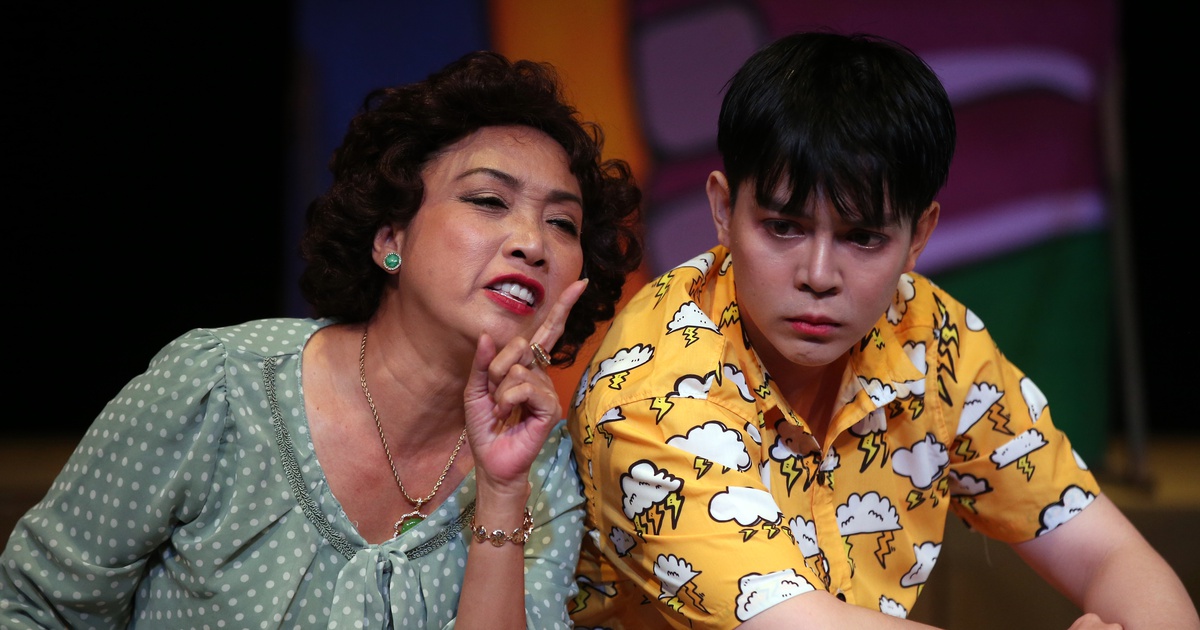 Soạn giả Tô Thiên Kiều và diễn viên Trần Tuấn Kiệt trong vở Sướng quá xuân
