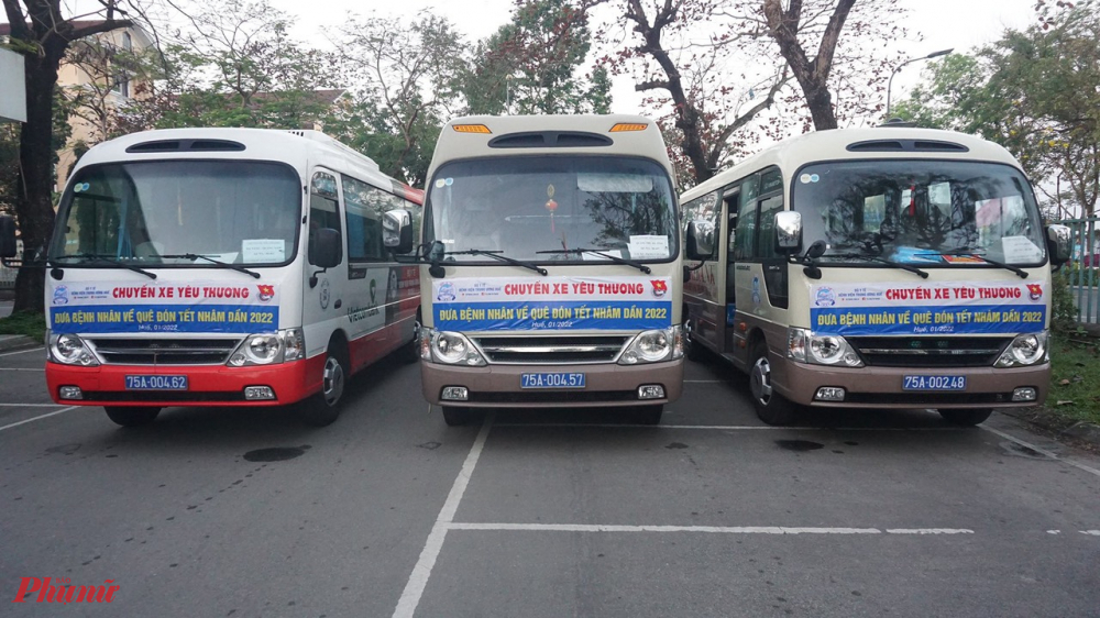 Theo đó  có 4 chuyến xe chở miễn phí gần 100 bệnh nhân và người nhà khởi hành từ bệnh viện đi các tỉnh thành Hà Tĩnh,Quảng Bình, Quảng Trị, Đà Nẵng, Quảng Nam, Quảng Ngãi