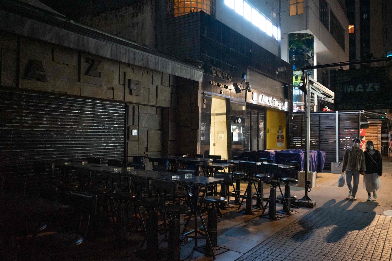 Trước tình hình dịch bệnh phức tạp, chính quyền Hồng Kông đã ban hành biện pháp để hạn chế sự lây lan của vi rút bao gồm lệnh cấm ăn uống từ 6 giờ tối và đóng cửa các địa điểm như thẩm mỹ viện, phòng tập thể dục, rạp chiếu phim và quán bar.