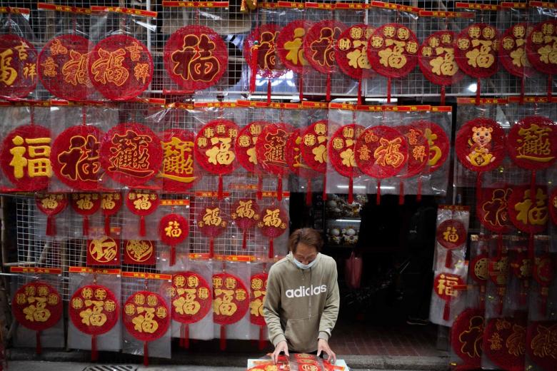 Hồng Kông đã hủy bỏ các hội chợ Tết Nguyên Đán hàng năm, đóng cửa các trường học sớm và phong tỏa nhiều khu vực để xét nghiệm. Sau nhiều tháng trong năm 2021 không ghi nhận ca lây truyền trong cộng đồng, thì trong tháng 1/2022, Hồng Kông liên tục báo cào hàng trăm ca nhiễm mới.
