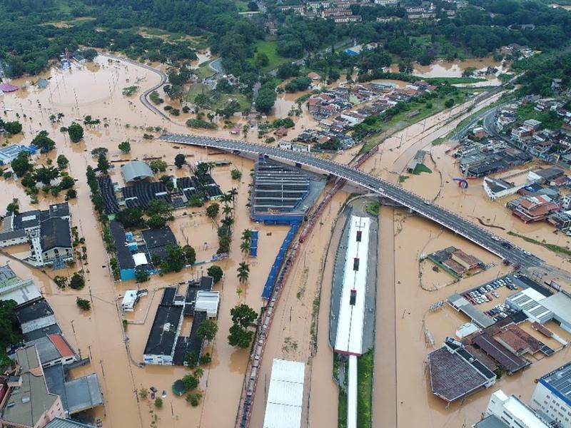 Mưa lớn đã gây ra lũ lụt chết người ở đông bắc Brazil, ảnh hưởng đến thu hoạch mùa màng và khai thác mỏ.