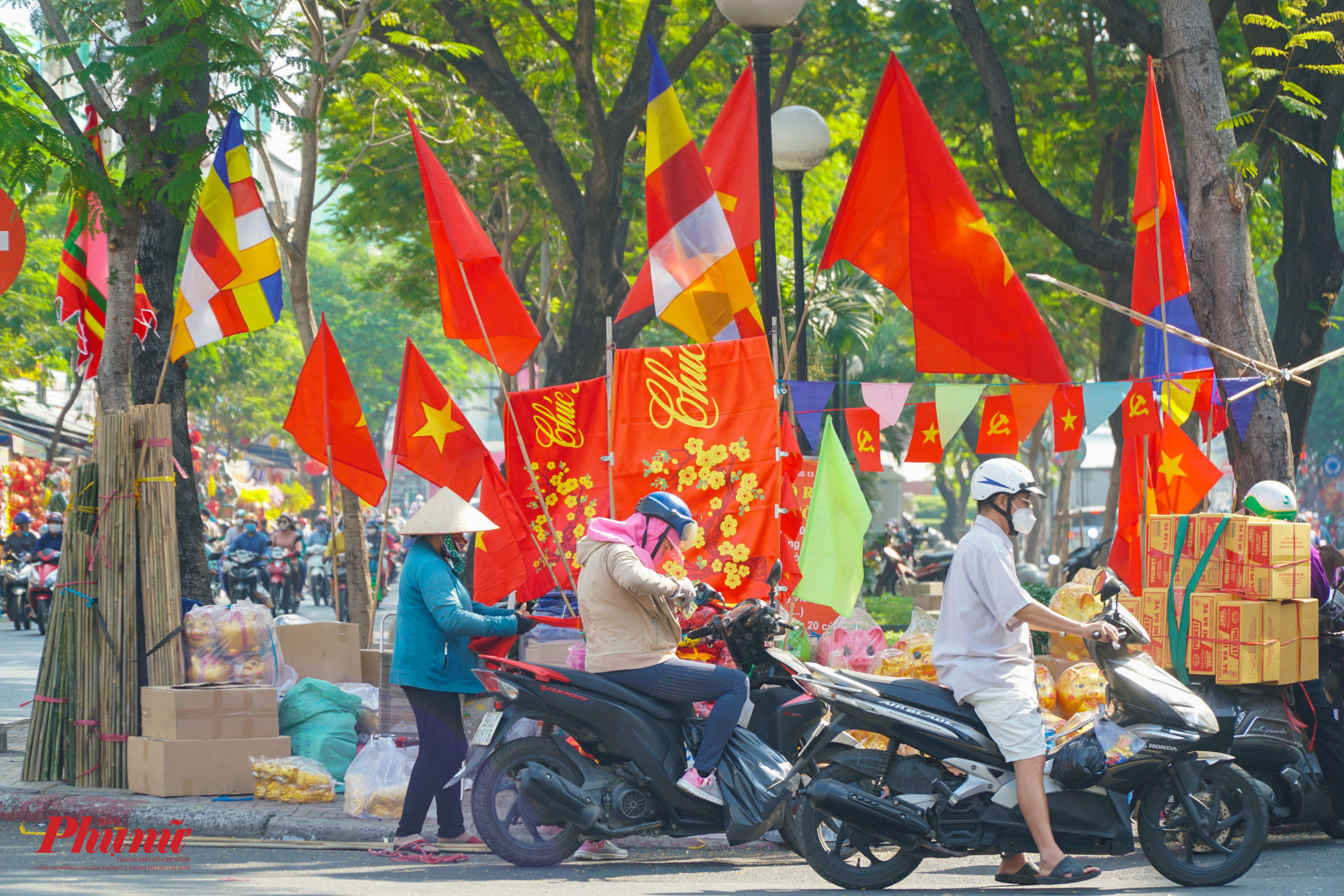 Cờ tổ quốc nhuộm đỏ các góc đường tại phố chuyên doanh Hải Thượng Lãn Ông