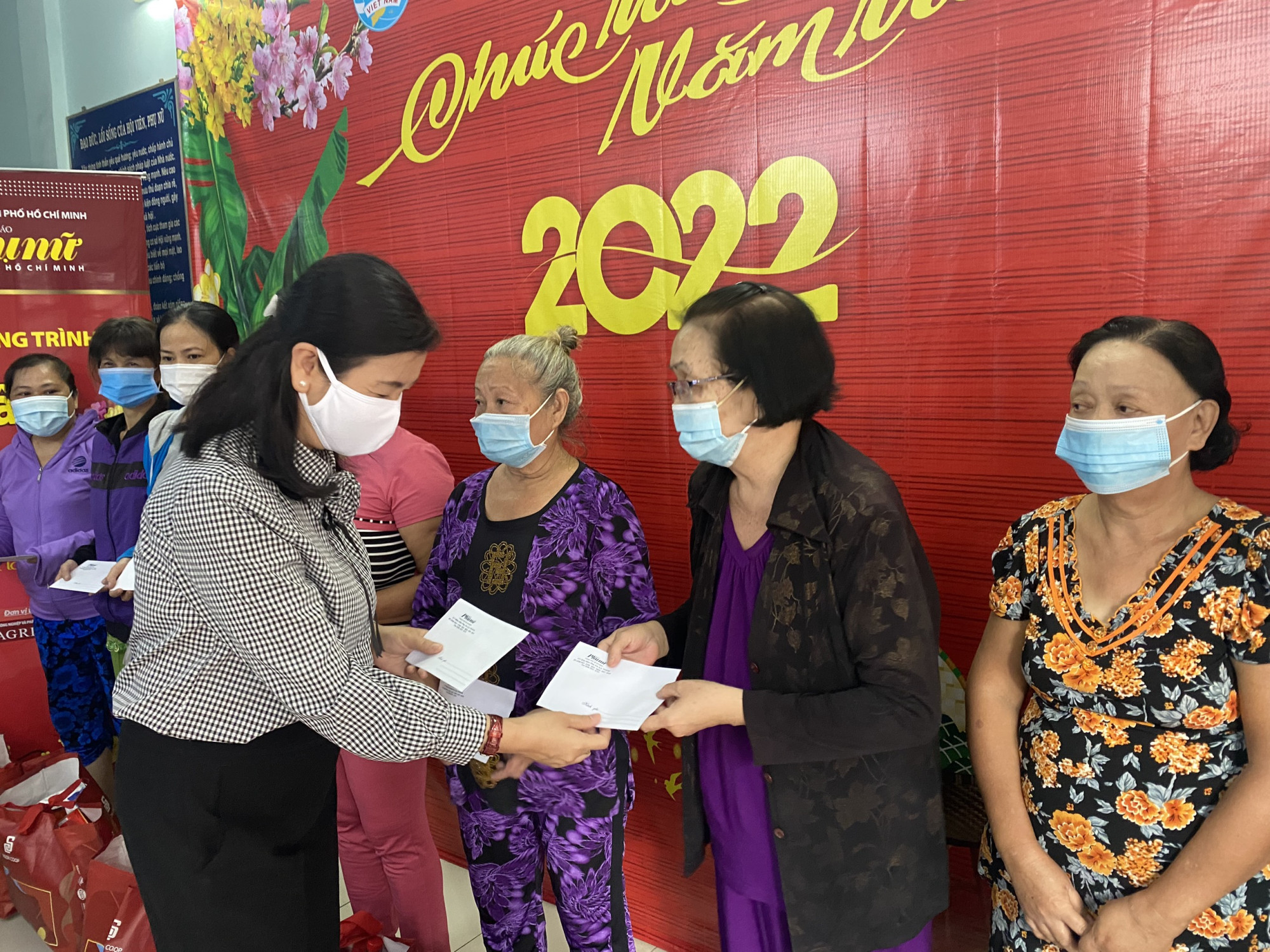 Bà Lý Việt Trung - Tổng biên tập Báo Phụ nữ Thành phố trao tận tay những món quà - là tình cảm của Báo Phụ nữ cũng như các đơn vị tài trợ gởi đến các hoàn cảnh khó khăn