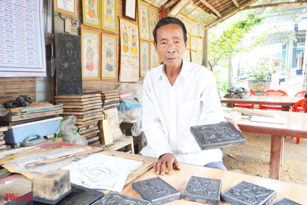 Sau đó phết hỗn hợp này hai lần lên giấy dó. Khi phơi khô, hỗn hợp sẽ tạo nên màu trắng thuần khiết của loại giấy làm tranh làng Sình.