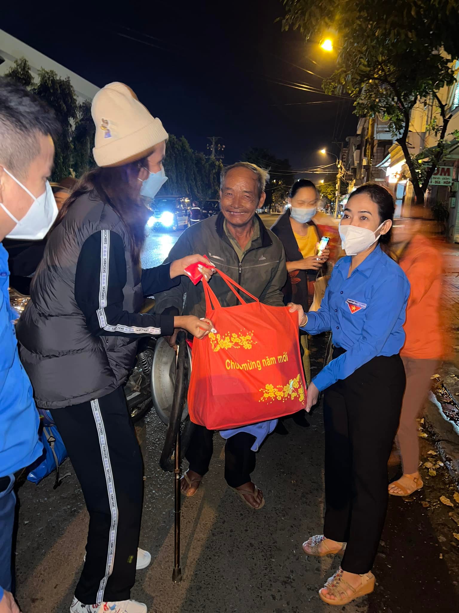 Hoa hậu H'Hen Niê kết hợp tỉnh đoàn Đắk Lắk tặng quà cho công nhân vệ sinh đường phố trong đêm giao thừa.