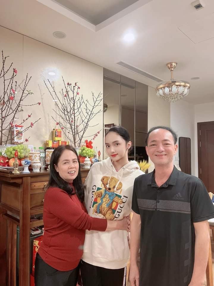 Ca sĩ Hương Giang chia sẻ khoảnh khắc hạnh phúc khi được đón giao thừa bên cạnh ba mẹ.