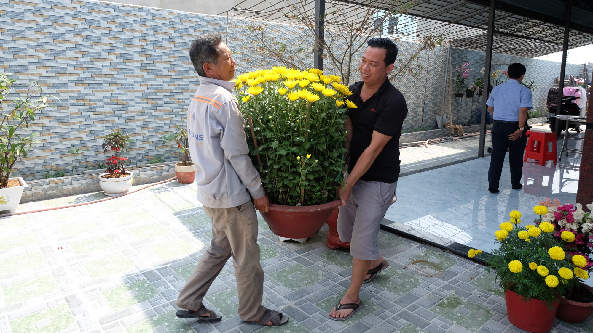   Anh Phạm Văn Tiên tất bật chuẩn bị hoa cho căn nhà mới của mình