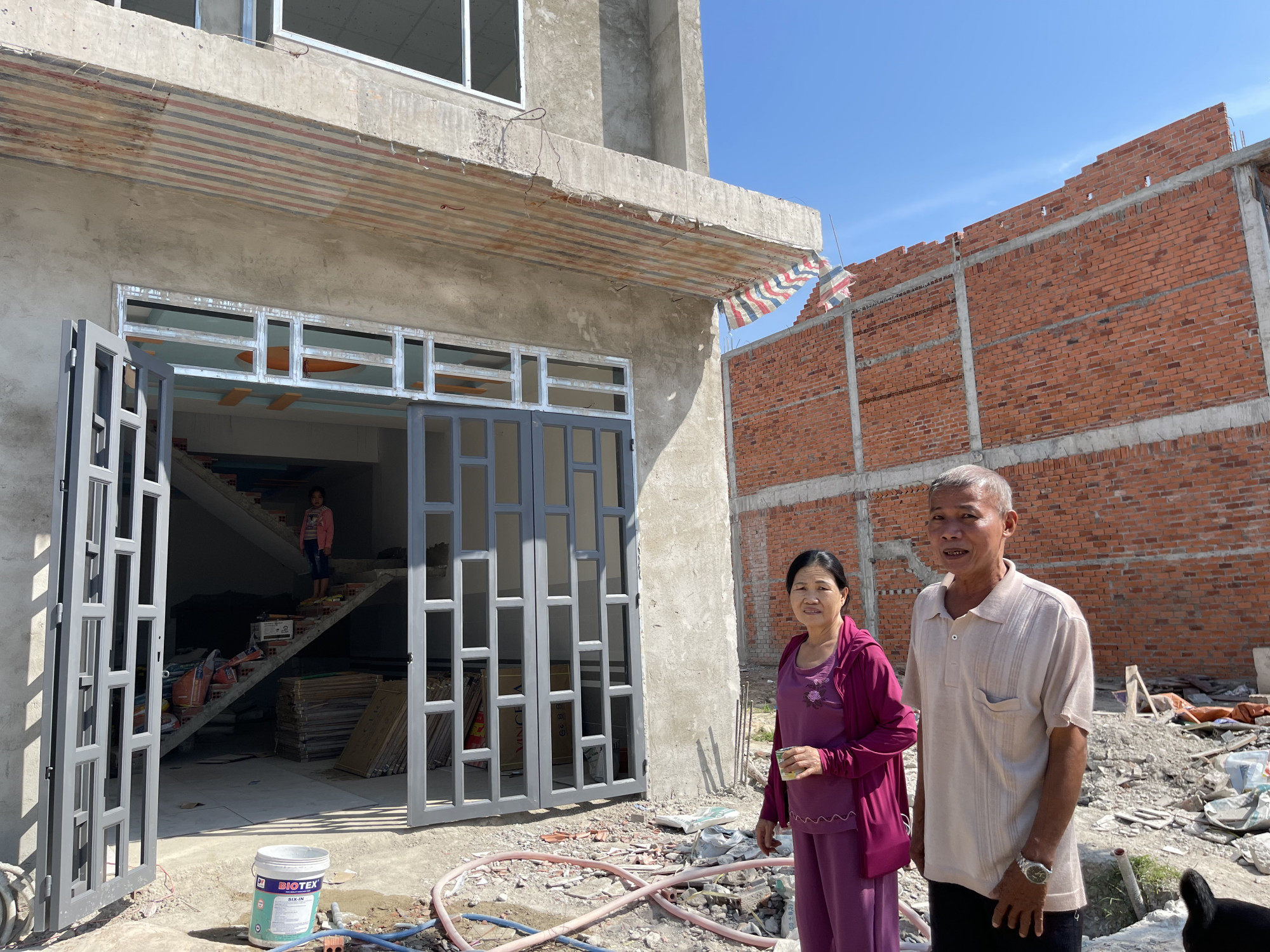 Căn nhà hàng xóm đối diện nhà bác Phạm Công cũng tất bật xây dựng nhưng chưa kịp hoàn thiện đón Tết