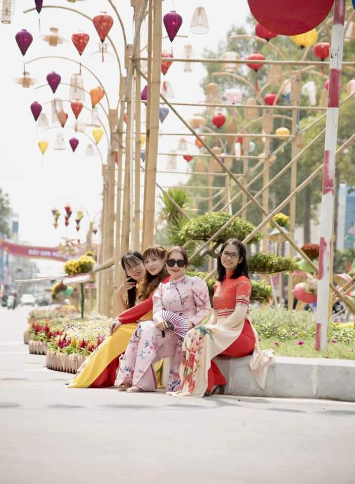 Các bạn Quỳnh My, Vân Nguyễn... cùng bạn bè chụp ảnh ở đường hoa
