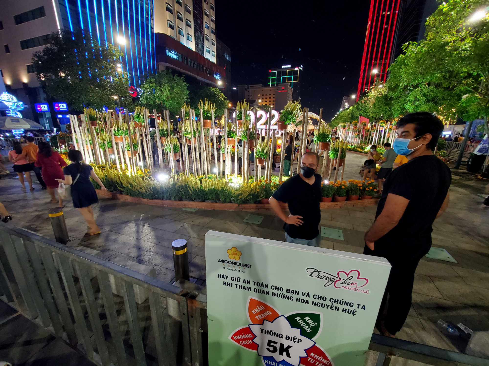 Ban tổ chức đường hoa yêu cầu người dân đến vui chơi phải vào từ cổng phía đường Lê Lợi, tuân thủ quy định 5K trước khi vào đường hoa. 
