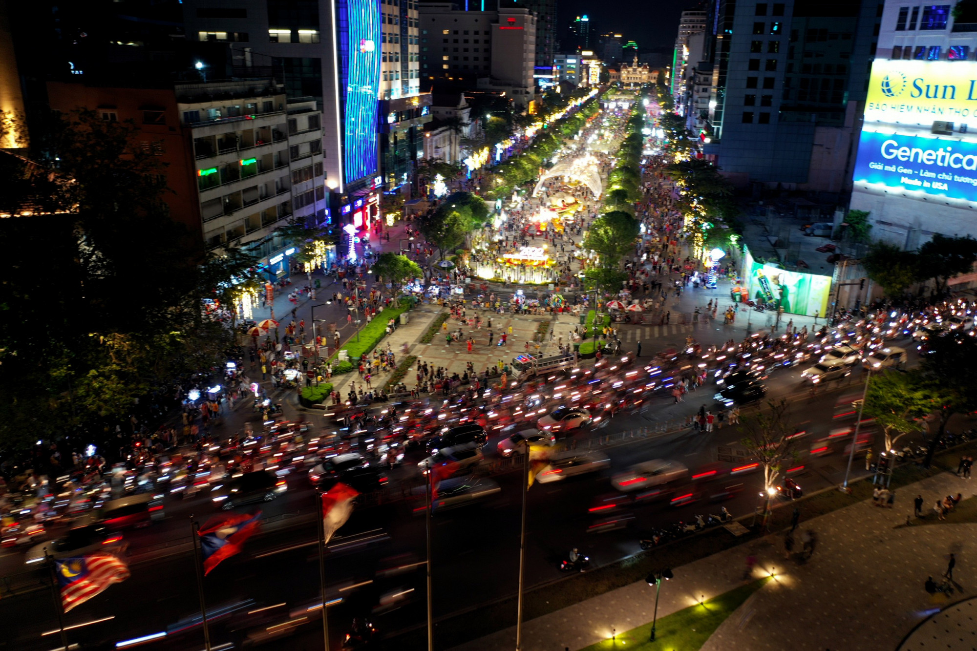 Cũng khác hơn mọi năm, việc người dân rời đường hoa chỉ khiến đường Tôn Đức Thắng đông đúc chứ không gây ùn tắc các cung đường xung quanh.