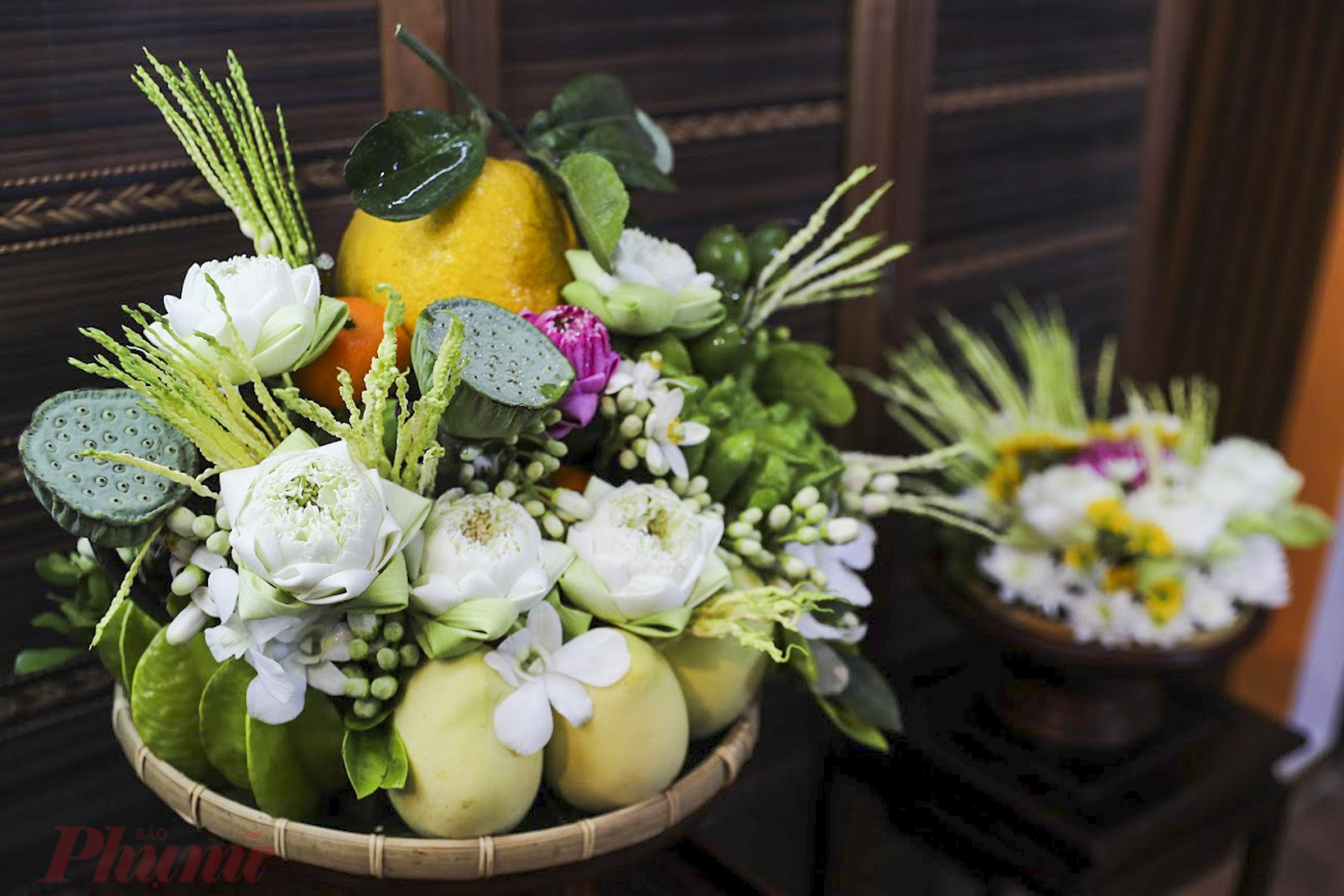 Mâm ngũ quả và đĩa hoa cúng sau khi đã hoàn thiện đem giao cho khách hàng.