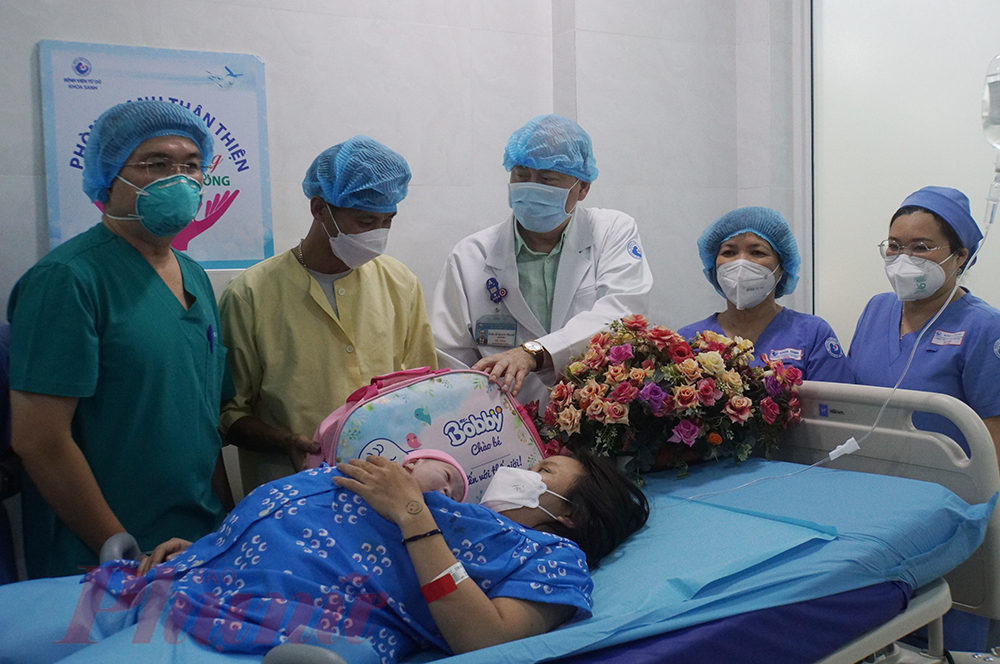 Bác sĩ Thanh cùng các y bác sĩ của Bệnh viện Từ Dũ tặng quà chúc mừng gia đình của các công dân nhí đầu tiên của năm Nhâm Dần 2022