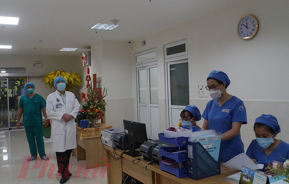 Trong khoảnh khắc chuyển giao của năm mới, TS.BS Lê Quang Thanh - Giám đốc Bệnh viện Từ Dũ TPHCM cùng các y bác sĩ tại khoa Sanh đã sẵn sàng chào đón những công dân nhí năm Nhâm Dần 2022