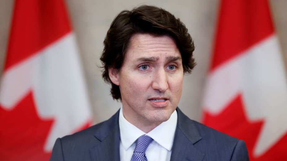 Thủ tướng Canada Justin Trudeau xét nghiệm dương tính COVID-19.