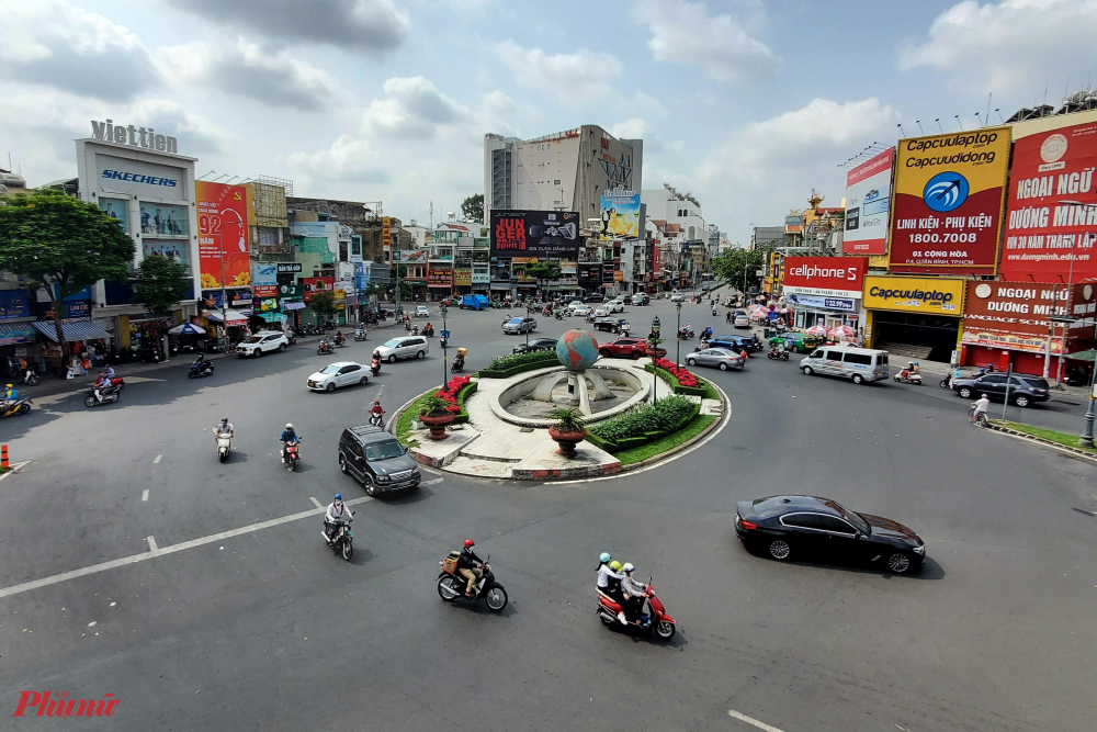 Hướng khác di chuyển vào khu vực quanh sân bay Tân Sơn Nhất là vòng xoay Lăng Cha Cả cũng lưu thông ổn định, hết cảnh những dòng xe đông đúc chờ qua giao lộ.