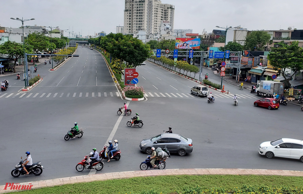 Đại lộ Phạm Văn Đồng hướng từ cầu Bình Lợi hướng vào sân bay Tân Sơn Nhất đã thưa thớt xe cộ, người dân di chuyển dễ dàng.