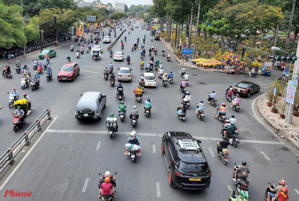 Khác hẳn những cung đường trên, khu vực đường Hoàng Minh Giám - nơi đang tổ chức chợ hoa xuân tại công viên Gia Định luôn tấp nập xe cộ trong những ngày cuối năm khi người dân đến mua sắm hoa cho