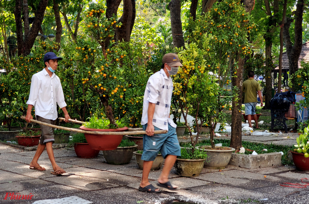 Do phải đến giờ trả mặt bằng để công nhân vệ sinh dọn dẹp, tiểu thương phải khiêng cây cảnh ra sát mép đường Lê Lai bán rẻ hơn một nửa so với hôm qua.